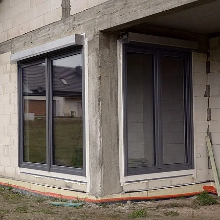 Installation von PVC-Fenstern im Gebäude