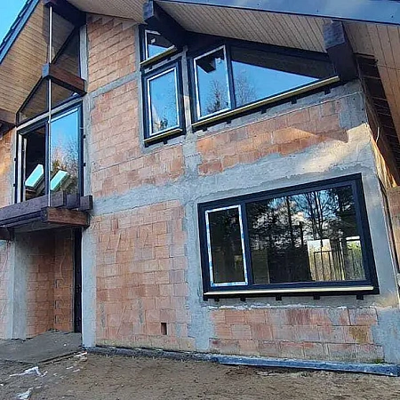 Einbau von Kunststofffenstern in ein Holzhaus